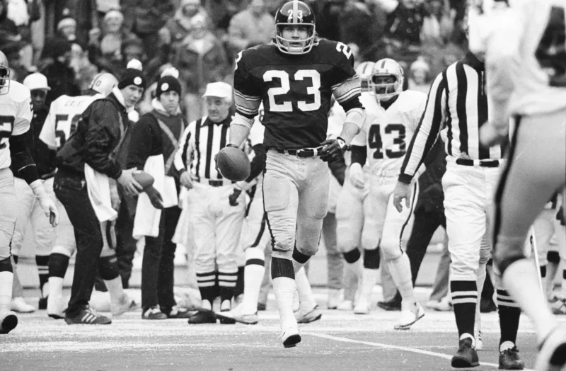 vintage photo of Mike Wagner playing football