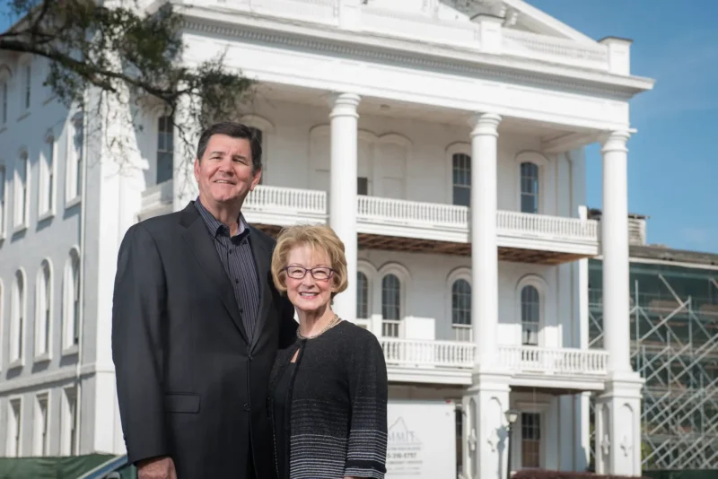 Robert Abernathy (Alpha Phi/Alabama 1976) and his wife Laura.